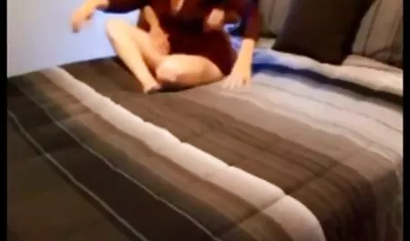 شقيقتها الأكبر سنا في نيج عربي الحمار